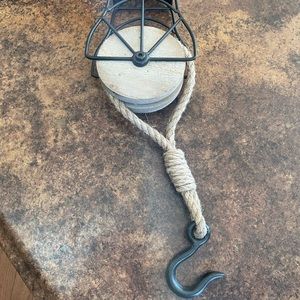 Vintage Inspired Pulley With Jute Rope And Hook Décor